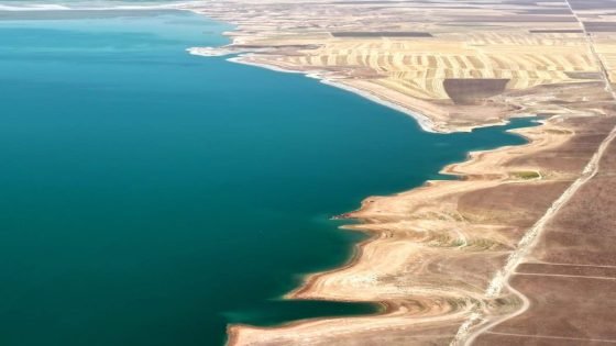 انخفاض خزين بحيرة دوكان يكشف مقبرة قرية غمرتها المياه قبل عقود، في مشهد نادر يعكس تأثير التغيرات المناخية على المنطقة.