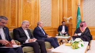 محمد بن سلمان يستقبل الأمين العام للمجلس الأعلى للأمن القومي الإيراني علي لاريجاني ويستعرضان العلاقات الثنائية بين البلدين ومستجدات الأوضاع الإقليمية