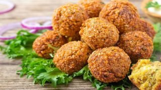 تسمم 23 طالب اردني؛ إثر تناولهم وجبة فلافل