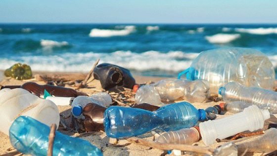 علماء يابانيون يطورون بلاستيكاً يذوب في مياه البحر خلال ساعات
