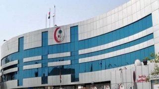 مركز العراق لحقوق الإنسان يطالب بفتح ملفات الصحة ومكافحة الفساد في البصرة طالب مركز العراق لحقوق الإنسان بفتح ملفات دوائر الصحة، ولاسيما دائرة صحة البصرة، على خلفية تزايد الاستياء الشعبي من تدهور الخدمات الصحية. وأوضح المركز في بيان أن مطالبه تشمل “الكشف عن الذمم المالية للمسؤولين، تدقيق المشاريع والأبنية الصحية، مراجعة ملفات الفساد والهدر المالي، ووضع خطة إصلاحية وفق معايير الشفافية والكفاءة”. وأشار البيان إلى أن الدستور العراقي والإعلان العالمي لحقوق الإنسان يضمنان حق المواطن في الصحة والرفاهية، داعياً الدولة إلى الالتزام بتوفير الرعاية الصحية والاجتماعية الشاملة. ويعاني القطاع الصحي الحكومي من تراجع ملحوظ في أغلب المحافظات العراقية، وسط دعوات متزايدة لتطوير الخدمات وتحسين الأداء.