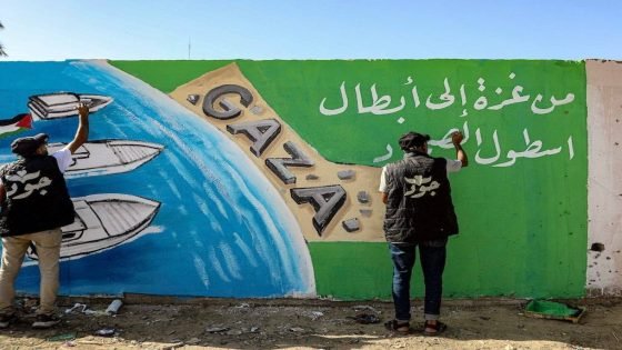 فنانون فلسطينيون يرسمون جداريات دعمًا لـ”أسطول الصمود”