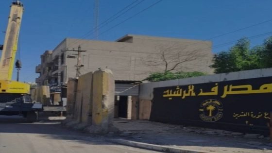 عمليات بغداد تباشر برفع الحواجز قرب مصرف الرشيد المجاور لمعمل الألبان في قضاء أبي غريب