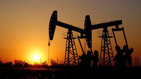 النفط يواصل الارتفاع مدعوماً بآمال تجارية ومخاوف الإمدادات