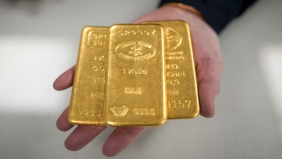 الذهب يتراجع مع انحسار التوترات التجارية بين واشنطن وبكين