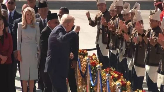ترامب يصل إلى ماليزيا وسط استقبال رسمي واحتفالي مميز