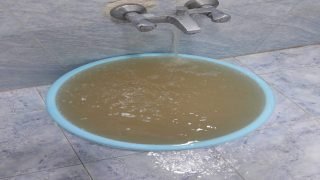 ملوثة وغير صالحة للاستهلاك البشري.. هذا هو حال المياه في مناطق الجبيلة والزهراء والحكيمية والشمشومية بمحافظة البصرة.