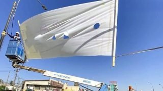 بلدية الحلة ترفع صور المرشحين من شارع 100 بعد تسببها بتلف شبكة المياه.