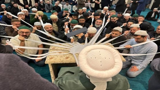 في العاصمة الهولندية أمستردام.. جماعة صوفية تُعرف بإسم “منجيل” تنظم جلسة توبة غريبة، يقدّم فيها المشاركون مبلغاً يُسمى “مبلغ التوبة” لشيخهم، ثم يمسكون بشريط أبيض متصل به ليقرأ عليهم ويقول في النهاية “غُفرت ذنوبكم”.