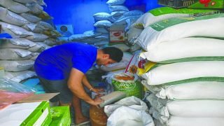 وزارة التجارة تقرر حجب الحصة التموينية لمن يزيد راتبه عن مليون ونصف.