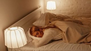 دراسة أسترالية: النوم تحت الأنوار قد يزيد من خطر الإصابة بأمراض القلب والسكتات الدماغية