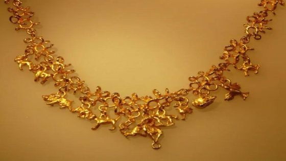 الذهب الصيني الجديد.. نقاء 24 وصلابة الحديد! في إنجاز علمي مذهل، تمكن علماء صينيون من ابتكار ذهب نقي عيار 24 قيراطًا يتمتع بصلابة تفوق الذهب التقليدي بأربع مرات، دون خلطه بمعادن تقلل نقاءه. حققوا ذلك بإضافة نِسَب نانوية دقيقة من معادن نادرة تعيد ترتيب ذرات الذهب ليصبح متينًا ولامعًا في آن واحد. هذا “الذهب الصلب الخالص” غيّر قواعد اللعبة في عالم المجوهرات: خفيف، لا يخدش، ولا يفقد بريقه، وانتشر سريعًا في الصين حتى شكّل ربع المبيعات هناك. ابتكار يُبقي على سحر الذهب الأبدي، لكن بروح المستقبل.