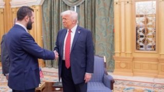 يتساءل الكثيرون عن سبب استقبال أبو محمد الجولاني من الباب الخلفي للبيت الأبيض وليس من الباب الرئيسي.
