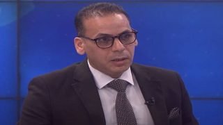 عقيل الشويلي: بيع البطاقة الانتخابية خيانة للضمير وضعف التسويق السياسي مشكلة حقيقية أكد الإعلامي عقيل الشويلي أن المشهد الانتخابي يشهد تبايناً واضحاً في سلوك الناخبين بين جمهور عنيد، وآخر عقائدي، وولائي، إضافة إلى فئة وصفها بـ”المرتزقة”، مشدداً على أن “من يبيع بطاقته الانتخابية يبيع ضميره قبل صوته”. وأضاف الشويلي أن “المشكلة لا تقتصر على الناخبين فقط، بل تمتد إلى ضعف الأدوات التسويقية لدى القوى السياسية”، مشيراً إلى أن “حتى المكتب الإعلامي لرئيس الوزراء يعاني من نقصٍ في العلاقات العامة وضعفٍ في استقطاب الكفاءات الإعلامية القادرة على إدارة الخطاب السياسي والإعلامي بفاعلية”.