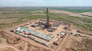 النفط يستقر وسط تقييم الأسواق لقرار أوبك+ بشأن الإنتاج