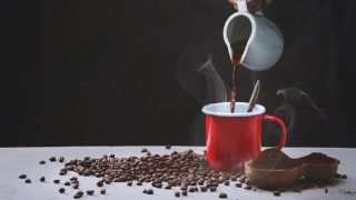 خبير قلب: أربعة أكواب من الإسبريسو يومياً آمنة