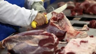 أستراليا ترحب بحذر بإلغاء الرسوم الأمريكية على لحوم البقر وتطالب بإعفاء كامل للبضائع