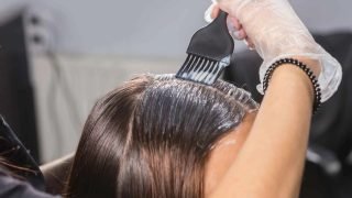 دراسات تحذّر من مخاطر صبغات الشعر الدائمة وارتفاع نسب الحساسية بسبب مركب “PPD” المستخدم في تثبيت اللون