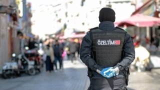 تركيا تعتقل أربعة مشتبهين بعد وفاة امرأة ألمانية وطفليها نتيجة تسمّم غذائي في إسطنبول
