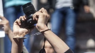 صحيفة العرب اللندنية: الصحافيون العراقيون يتعرضون لحملة رقابية واسعة حتى على مواقع التواصل الاجتماعي.