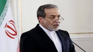 وزير الخارجية الإيراني “عباس عراقجي”: رسالة من ترامب لخامنئي تضمنت خيارين إمّا الحرب أو التفاوض لإنهاء التخصيب.