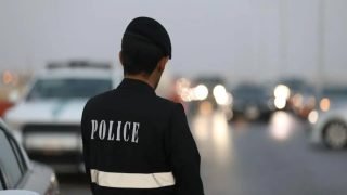 السلطات السعودية تضبط ثلاثة وافدين بتهمة ممارسة الدعارة أعلنت السلطات السعودية، اليوم الأربعاء، القبض على ثلاثة وافدين في المدينة المنورة بتهمة ممارسة الدعارة داخل شقة سكنية. وذكرت مديرية الأمن العام السعودي أن المقبوض عليهم، وهم رجل وامرأتان، تم ضبطهم بالتنسيق مع الإدارة العامة للأمن المجتمعي ومكافحة الاتجار بالبشر، مؤكدة اتخاذ الإجراءات النظامية بحقهم وإحالتهم إلى النيابة العامة.