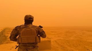 رغم العواصف الترابية وسوء الأحوال الجوية.. عناصر القوات الأمنية يواصلون تأمين الحدود العراقية–السورية