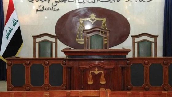 محكمة جنايات النجف تصدر حكماً بالسجن سنتين بحق مدير مكتب مكافحة السلام بتهمة الرشوة أصدرت محكمة جنايات النجف، اليوم الاثنين، حكماً بالسجن لمدة سنتين بحق مدير مكتب مكافحة السلام بعد إدانته بارتكاب جريمة الرشوة، وذلك استناداً إلى أحكام المادة 307 من قانون العقوبات العراقي رقم 111 لسنة 1969 المعدل. وفي ذي قار، أصدرت محكمة الجنايات حكماً ببراءة عاملة من دولة سيراليون بعد اتهامها بسرقة منزل أحد الأطباء في الناصرية، حيث شمل الاتهام سرقة مبلغ مليوني دينار ومخشلات ذهبية، قبل أن تُفرج المحكمة عنها لعدم كفاية الأدلة. وفي واسط، قضت محكمة الجنايات بالسجن ست سنوات على رجل من البصرة بعد إدانته بسرقة 56 مليون دينار من أحد منازل مدينة الكوت، بالاتفاق مع زوجة صاحب الدار.