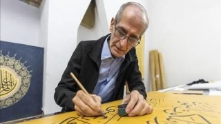 الخطاط العراقي علي زمان ينجز أكبر مصحف خطي في العالم بعد ست سنوات من العمل