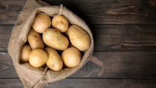 البطاطا تدخل عالم التجميل… مشروع علمي يبحث تحويل مخلفاتها إلى مكونات للعناية بالبشرة