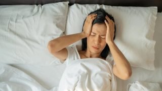 دراسة: الالتزام بموعد ثابت للنوم يخفض ضغط الدم ويحمي القلب