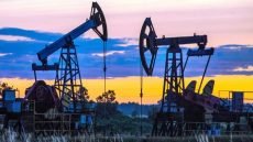 تراجع أسعار النفط وسط ترقب الإمدادات وارتفاع الذهب إلى مستويات قياسية