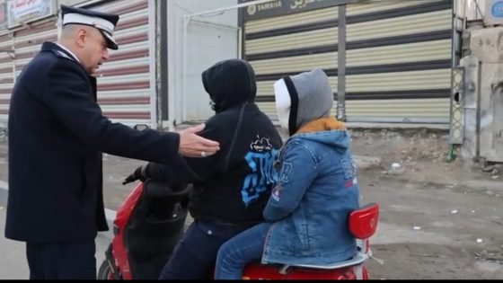 مدير المرور العام يوقف سائق دراجة نارية لمخالفته شروط السلامة المرورية