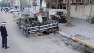 مدير المرور العام يتابع ميدانياً الوقوف العشوائي للمركبات الإنشائية داخل الأزقة السكنية وما تسببه من أضرار للبنى التحتية وحركة السير