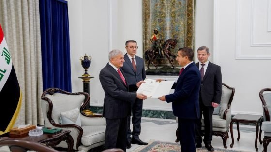 رئيس الجمهورية يسلّم محافظ ذي قار الجديد مرسوم تعيينه ويؤكد ضرورة النهوض بالواقع الخدمي والتنموي في المحافظة