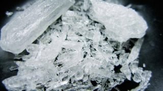 القبض على 4 مطلوبين دوليين بحوزتهم 200 ألف حبة كبتاجون بالتعاون مع سوريا.