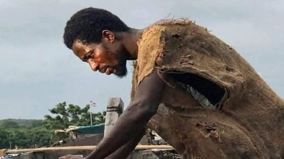 شاب افريقي يتقمص شخصية النبي “نوح” ويدعي تلقي وحي بطوفان عالمي وشيك سيقع اليوم الخميس.