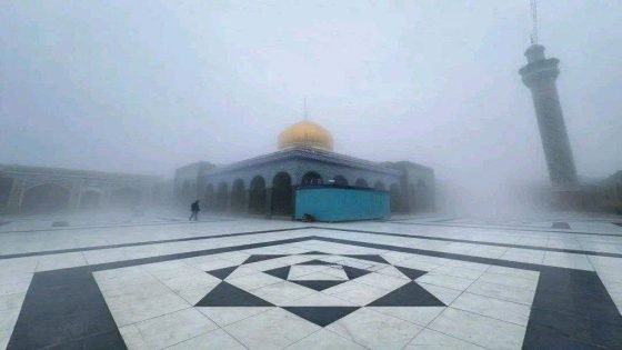 الضباب يخيم على مرقد السيدة زينب (عليها السلام) في دمشق.