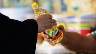 بينهم الأطباء والصيادلة.. العراق يقرر حجب الحصة التموينية عن 13 شريحة.