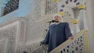 خطيب جامع ابي حنيفة يهاجم مظاهر الاحتفال برأس السنة: تقليد أعمى وانفصال عن واقع الأمة.
