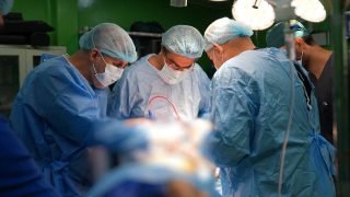 فريق طبي في بغداد يستأصل ورماً يزن 2 كغم من معدة مريضة تبلغ من العمر 65 عاماً.