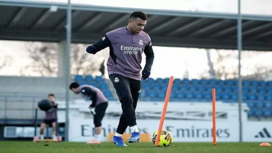 نادي ريال مدريد يعلن غياب مهاجمه “كيليان مبابي” لمدة 3 أسابيع؛ بعد إصابته بالتواء في ركبته اليسرى.