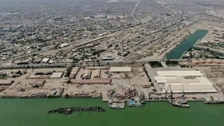 موانئ العراق تبدأ أعمال انتشال يخت الملك فيصل الثاني الغارق منذ عام 2003 ضمن خطة للحفاظ على الإرث البحري الوطني