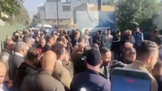 احتجاجات لموظفي الإعلام والاتصالات رفضاً لتعطيل مشروع المجمع السكني