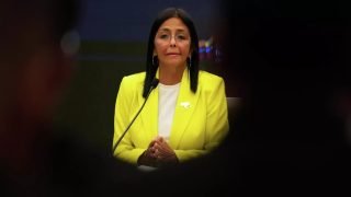 رئيسة فنزويلا بالإنابة تدعو واشنطن للحوار والتعاون وتحذر من التصعيد العسكري