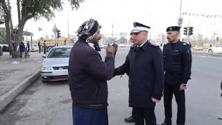 مدير المرور العام يجري جولة ميدانية في شوارع بغداد ويلتقي بالمواطنين لمتابعة انسيابية السير ومعالجة الاختناقات المرورية
