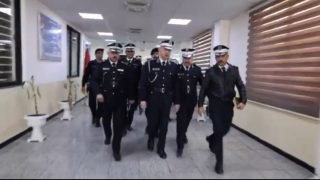 مدير المرور العام يتفقد موقع تسجيل المركبات (9) ويشرف شخصيًا على إنجاز معاملات المواطنين