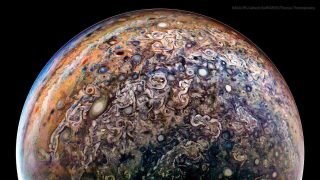 المركبة الفضائية جونو (Juno) تنشر أحدث صورة مذهلة لكوكب المشتري التُقطت من زاوية سفلية فريدة، كشفت عن دوائر جميلة تمثّل أعاصير عنيفة وضخمة، يصل حجم بعضها إلى حجم كوكب الأرض، بل وأكبر من ذلك.