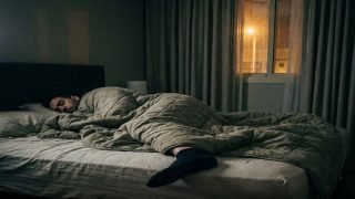 دراسة: الأشخاص الذين ينامون بقدمٍ واحدة خارج البطانية ينامون أسرع ويستمتعون بنومٍ أفضل.