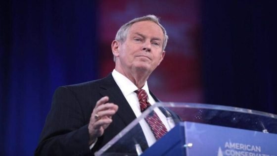 النائب الجمهوري “جو ويلسون” تعليقاً على تصريح ترمب حول ترشيح المالكي: قلت لكم إن ترمب سيحل المشكلة “لنجعل العراق عظيماً مرة اخرى”.